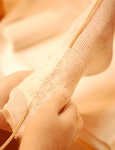 Umwickeln mit Gipsbinden, Lederband zum späteren auftrennen mit eingewickelt