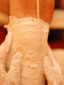 Anmodellieren der Gipsbinden bis diese fest sind