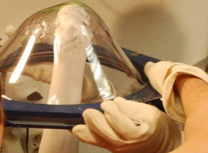 Klarsichtmaterial für Prothesentestschaft wird erhitzt über das Positivmodell gezogen