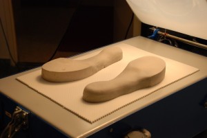 Gipspositive auf der Vakuumpresse