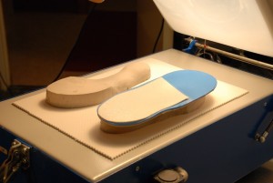 zur Umformung erwärmtes Material und Gipspositiv auf der Vakuumpresse