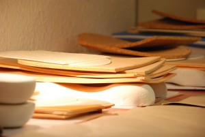 Gipspositivmodel mit Rohmaterialien