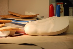 Gipspositivmodel mit Rohmaterialien