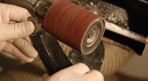 Zuschleifen des Kohlefaser-Rahmens