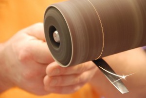 Vorbereitung Gelenkteile aus Metall für eine Kniegelenkorthese