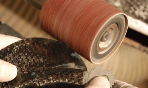 Zuschleifen des Kohlefaser-Rahmens