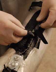 Aufbringen des Prepreg (mit Epoxidharz vorimpregnierte Fasern) Kohlefasern