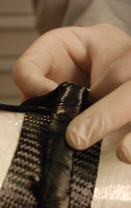 Aufbringen des Prepreg (mit Epoxidharz vorimpregnierte Fasern) Kohlefasern